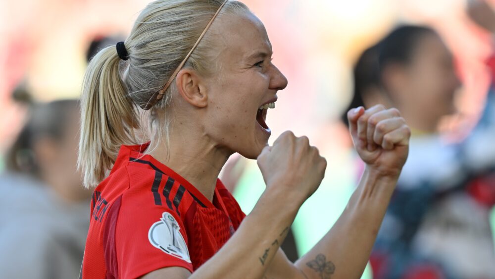 Pernille Harder (FC Bayern) jubelt über den Pokalfinaleinzug