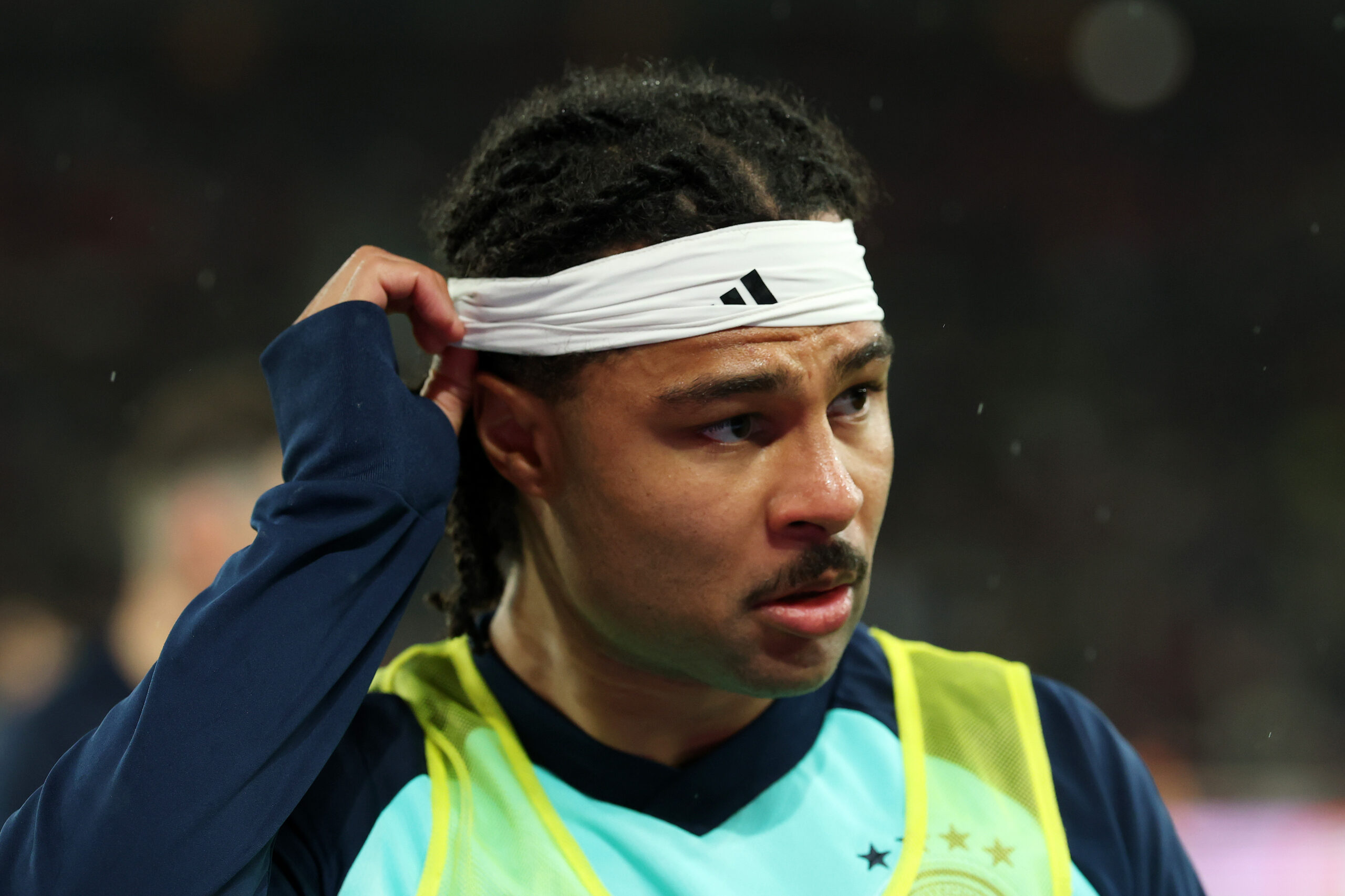 Serge Gnabry (FC Bayern) im Aufwärmtrikot der Deutschen Nationalmannschaft.