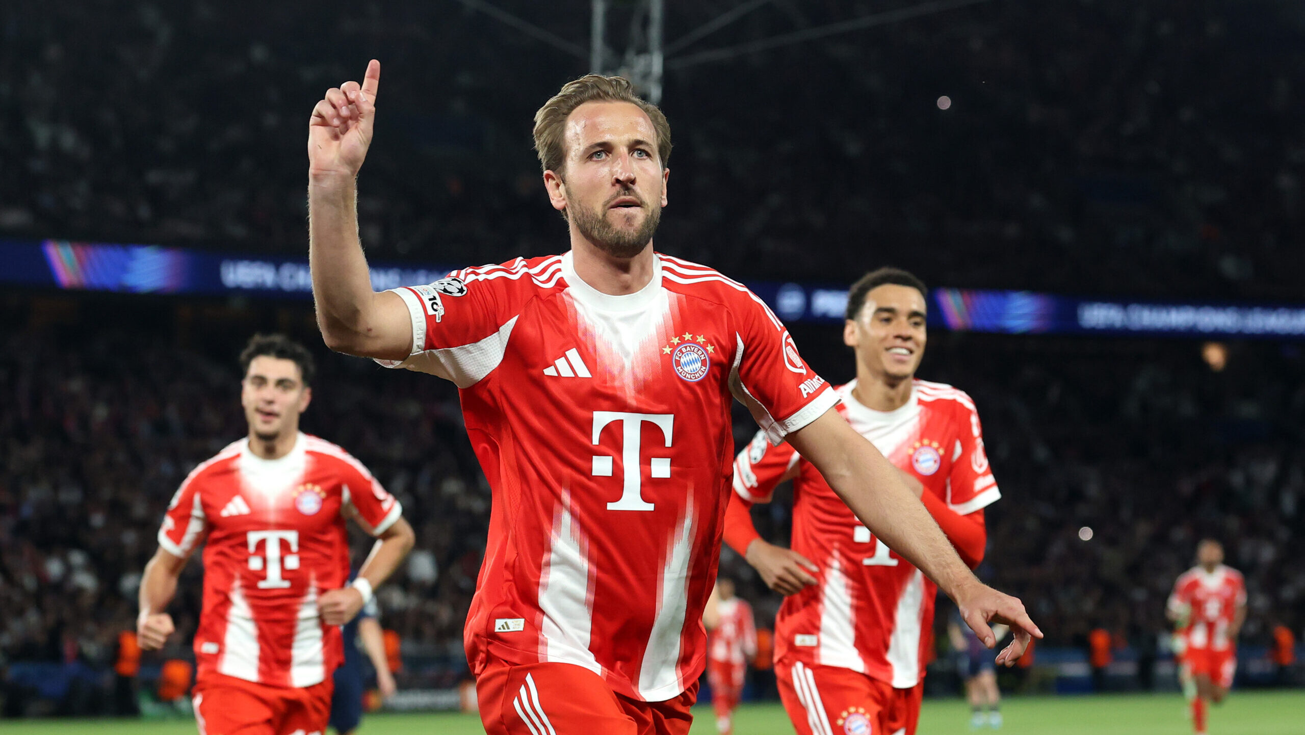 Harry Kane jubelt für den FC Bayern gegen PSG