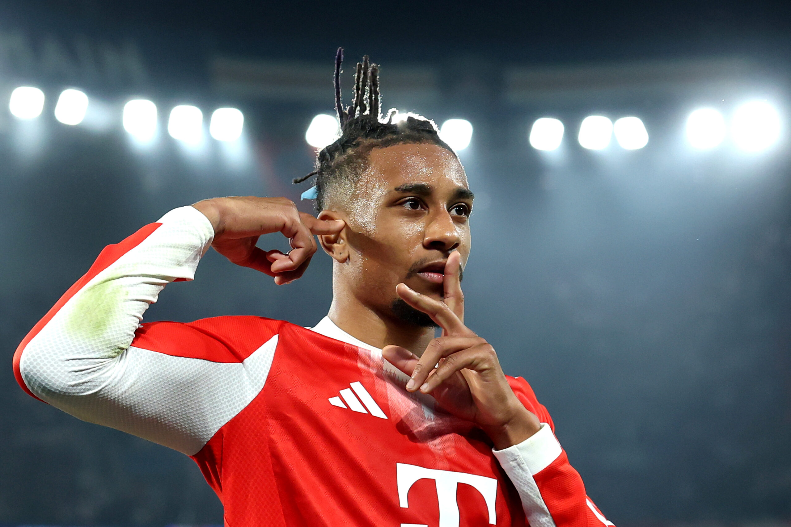 Michael Olise (FC Bayern) mit seinem Jubel, bei dem er den Finger vor den Mund hält und einen anderen Finger seitlich an die Stirn.