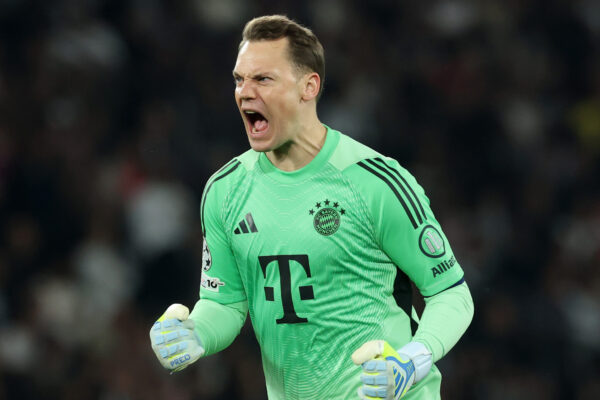 Manuel Neuer jubelt im Spiel des FC Bayern bei Paris Saint-Germain in der Champions League