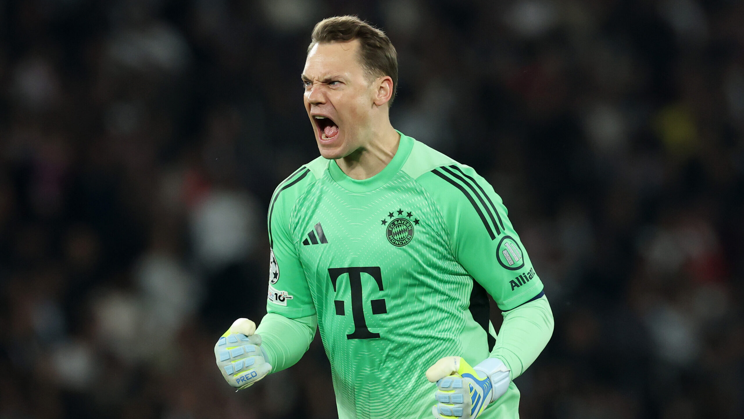 Manuel Neuer jubelt im Spiel des FC Bayern bei Paris Saint-Germain in der Champions League