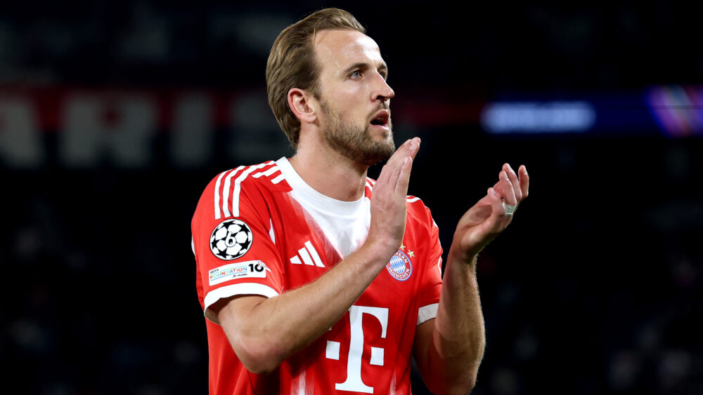 Harry Kane im roten Heimtrikot des FC Bayern klatscht mit seinen Händen.