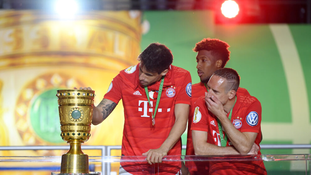 Javi Martinez, Frank Ribery und Thiago Alcantara (FC Bayern) betrachten den DFB-Pokal.