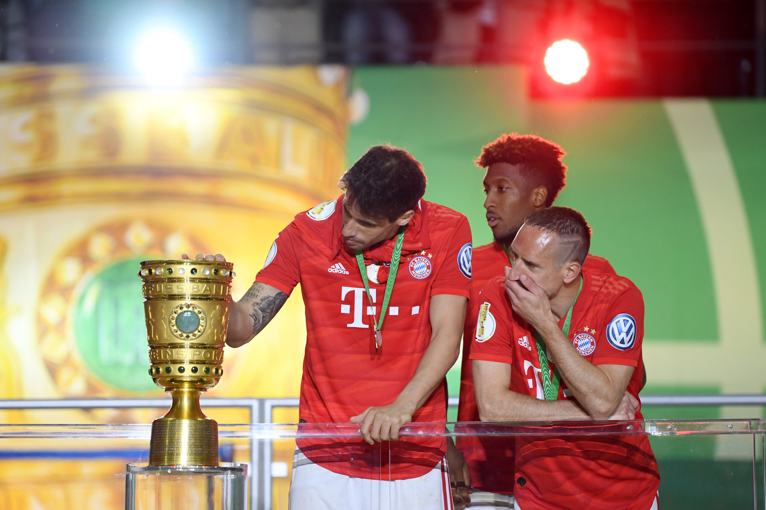 Javi Martinez, Frank Ribery und Thiago Alcantara (FC Bayern) betrachten den DFB-Pokal.