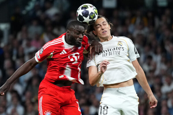 Dayot Upamecano im Kopfballduell beim Champions-League-Spiel zwischen dem FC Bayern und Real Madrid.