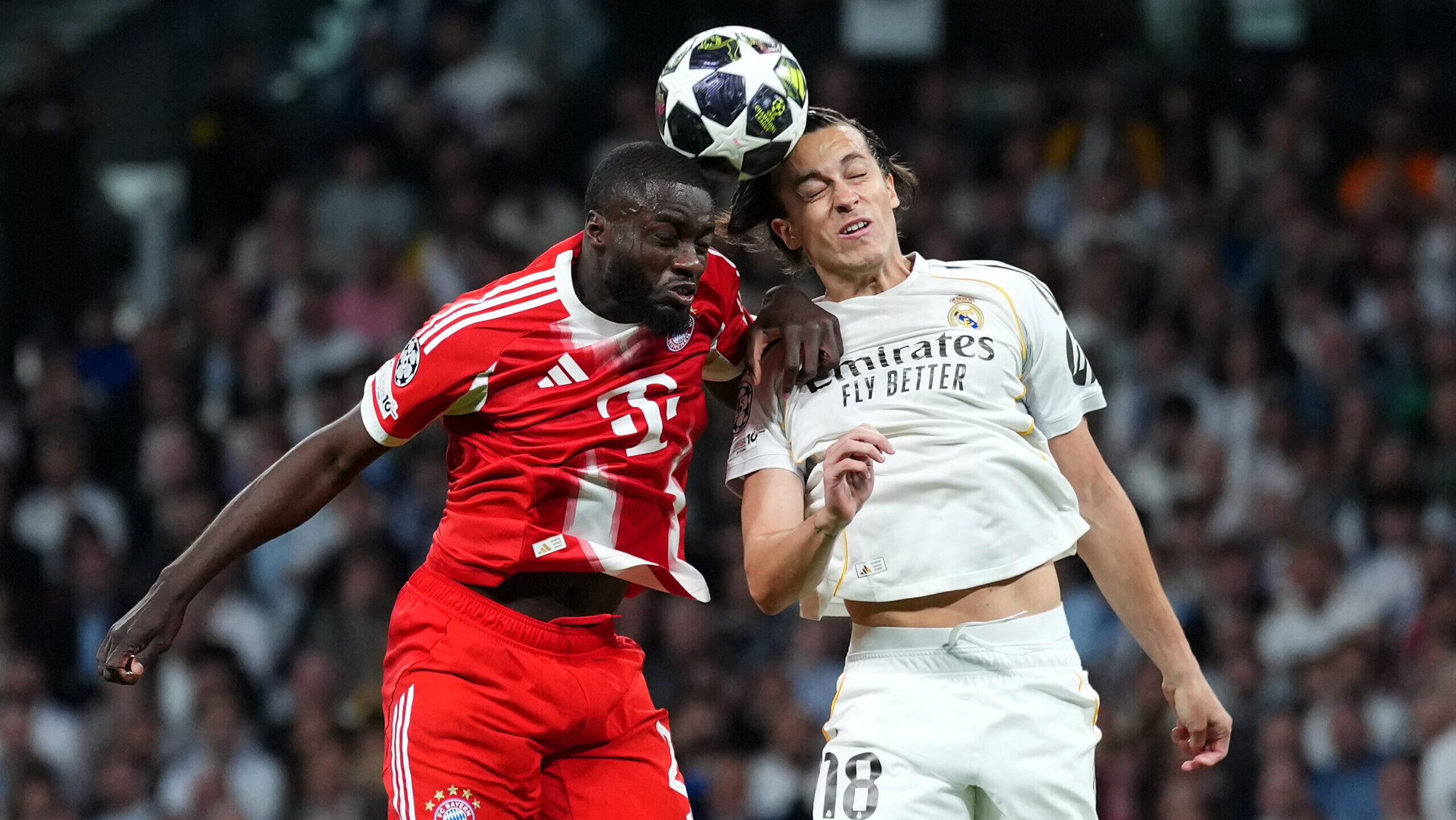Dayot Upamecano im Kopfballduell beim Champions-League-Spiel zwischen dem FC Bayern und Real Madrid.