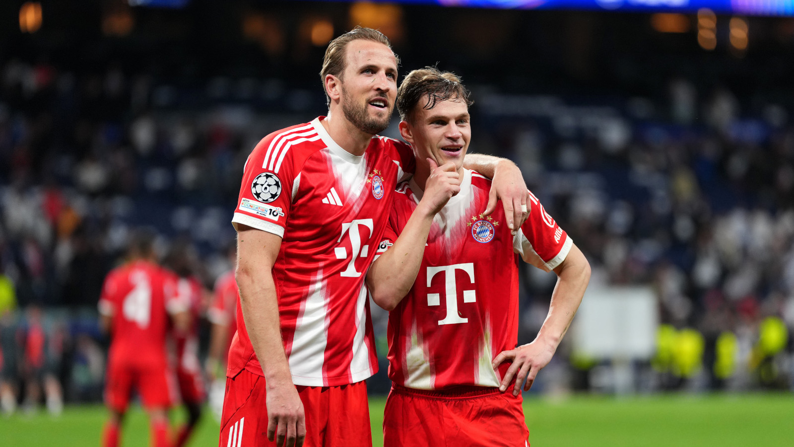 Harry Kane und Joshua Kimmich vom FC Bayern Arm in Arm.