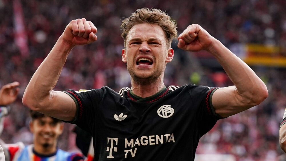 Joshua Kimmich spannt die Muskeln im Trikot des FC Bayern an.