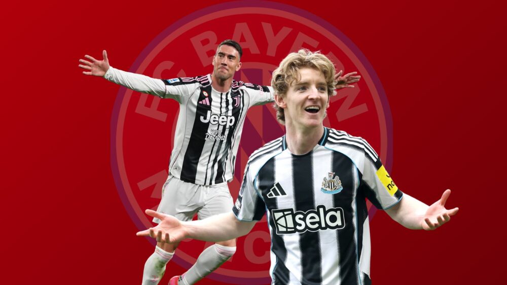 Anthony Gordon (Newcastle United) und Dušan Vlahović (Juventus Turin) jubelnd vor einem Logo des FC Bayern.