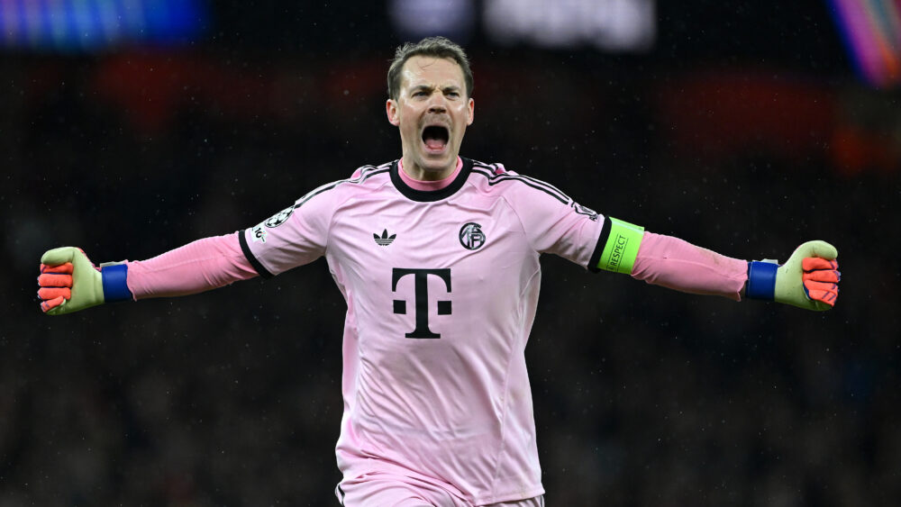 Manuel Neuer jubelt im rosafarbenen Torwarttrikot des FC Bayern.