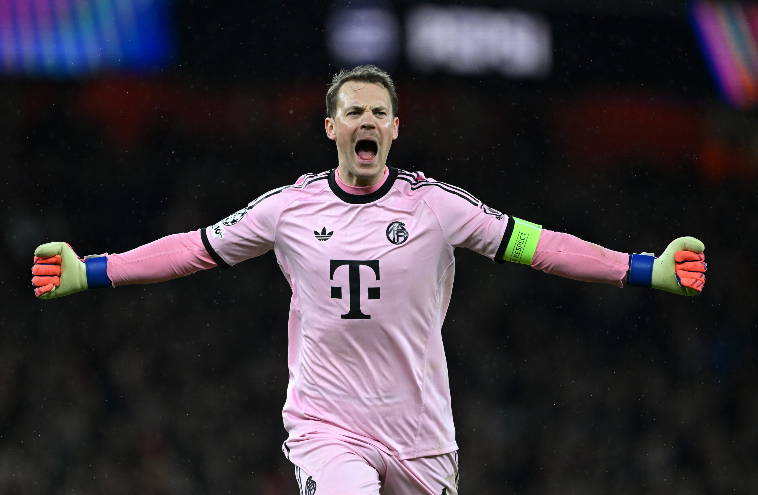 Manuel Neuer jubelt im rosafarbenen Torwarttrikot des FC Bayern.