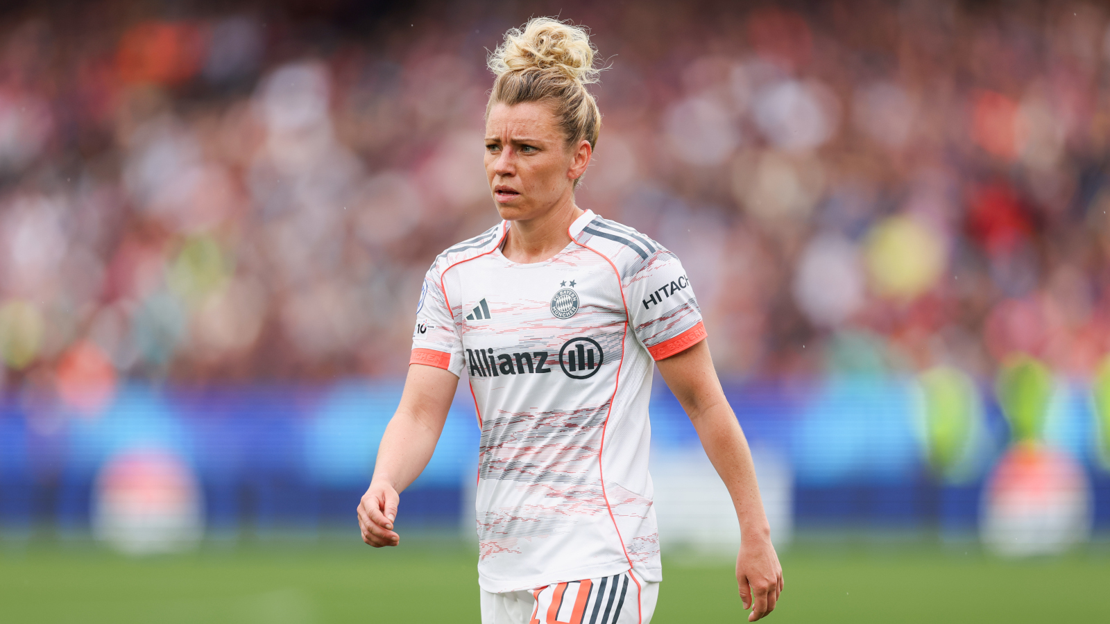 Linda Dallmann im weißen Auswärtstrikot des FC Bayern.
