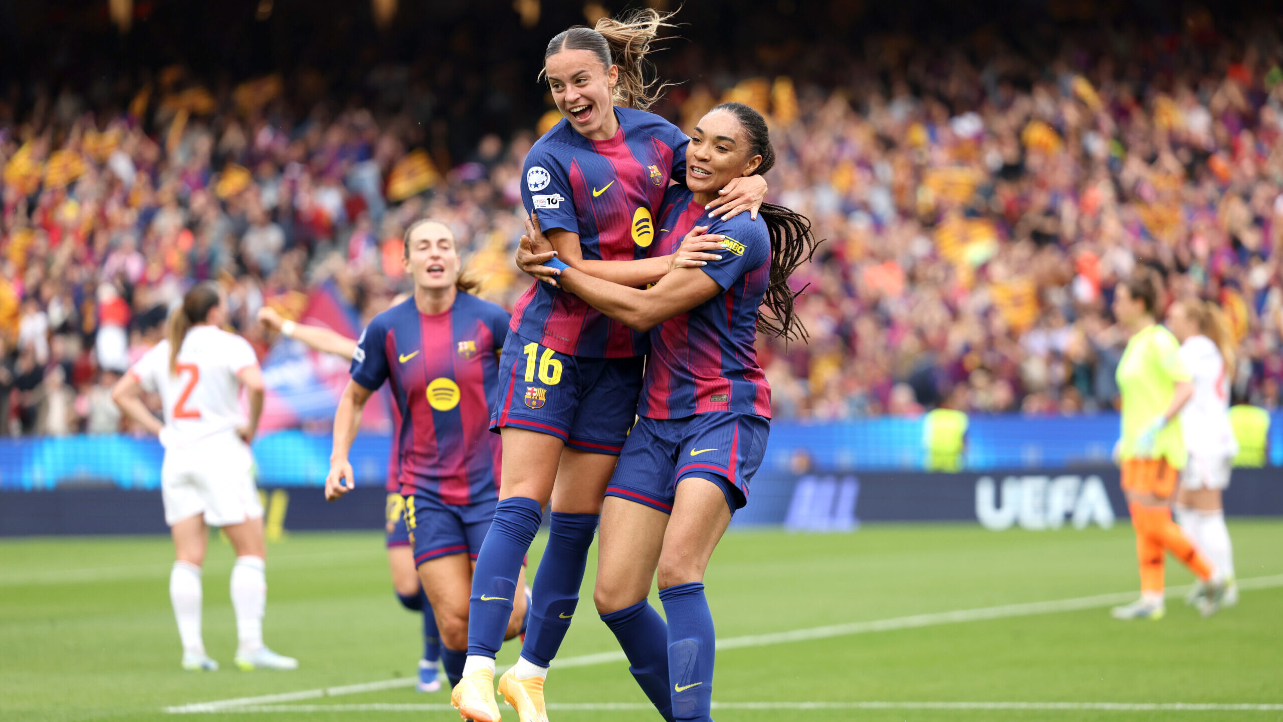 Der FC Barcelona jubelt gegen die FC Bayern Frauen in der Champions League.