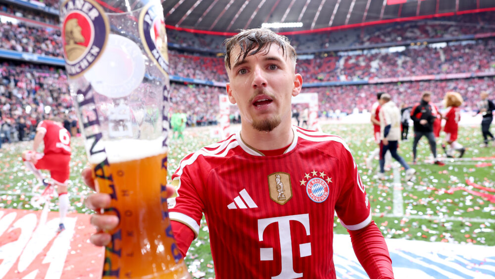 Lennart Karl im Trikot des FC Bayern und mit einem riesigen Bierglas in der Hand.