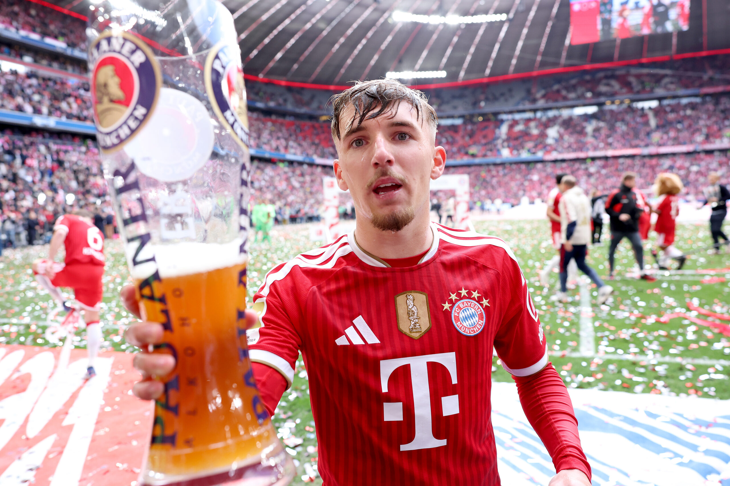 Lennart Karl im Trikot des FC Bayern und mit einem riesigen Bierglas in der Hand.