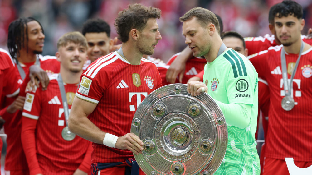 Leon Goretzka und Manuel Neuer mit der Meisterschale beim FC Bayern