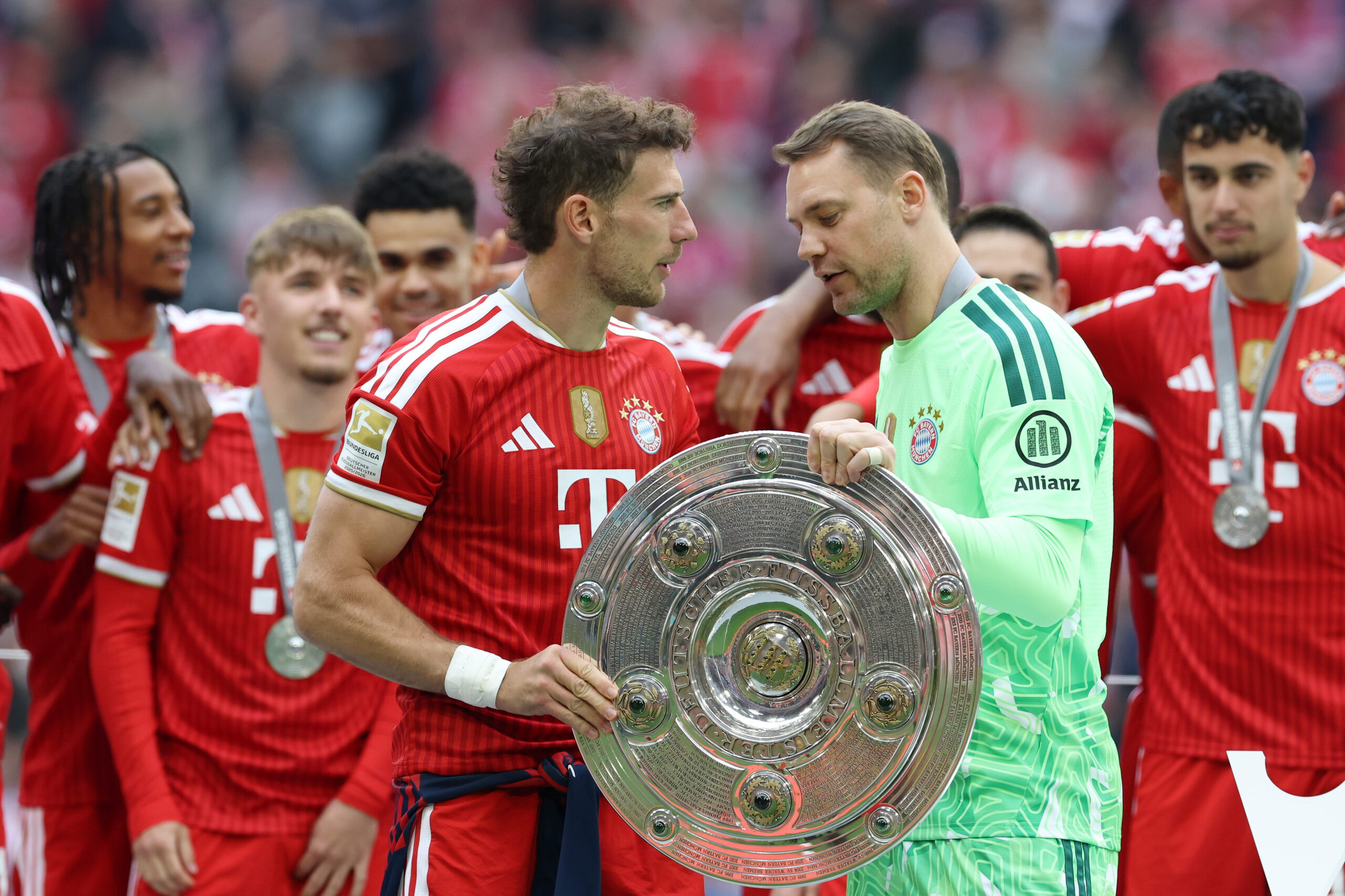Leon Goretzka und Manuel Neuer mit der Meisterschale beim FC Bayern
