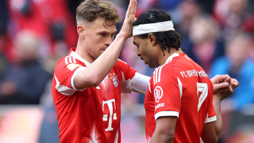Joshua Kimmich und Serge Gnabry vom FC Bayern jubeln gemeinsam.