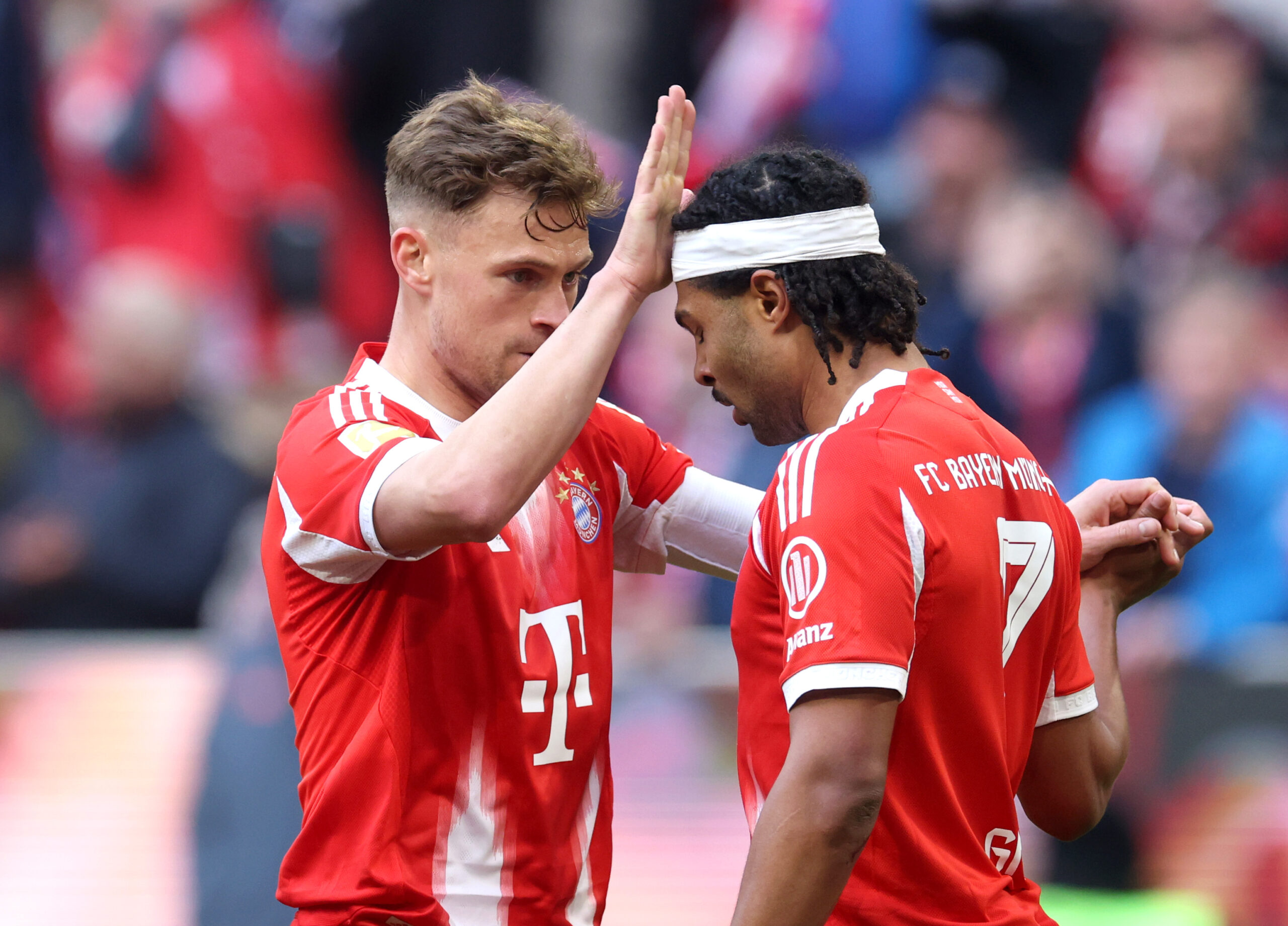 Joshua Kimmich und Serge Gnabry vom FC Bayern jubeln gemeinsam.