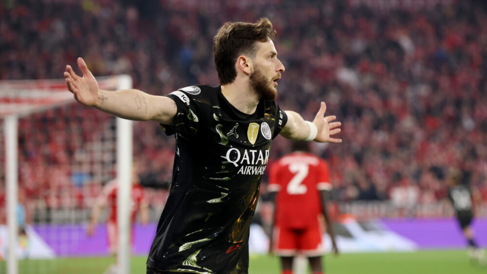 Kvaratskhelia (PSG) jubelt mit ausgebreiteten Armen gegen den FC Bayern