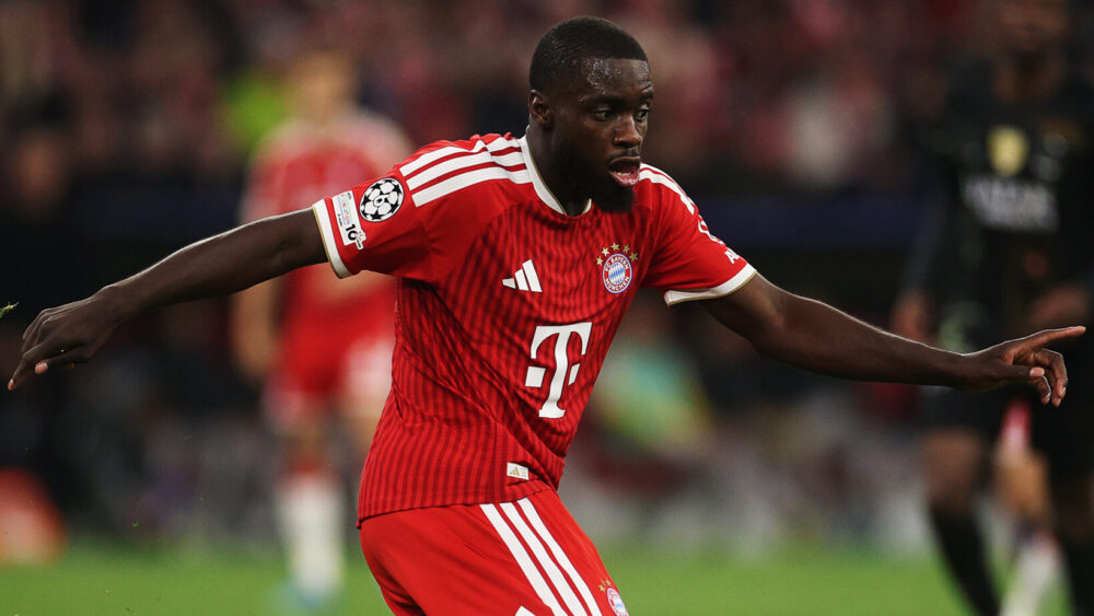 Dayot Upamecano am Ball für den FC Bayern.