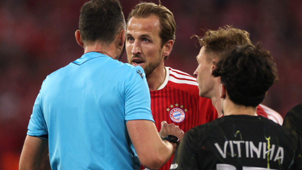 Harry Kane (FC Bayern) in Diskussionen mit Schiedsrichter Joao Pinheiro
