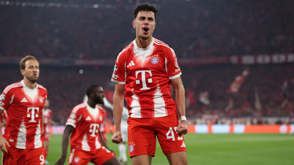 Aleksandar Pavlović jubelt für den FC Bayern