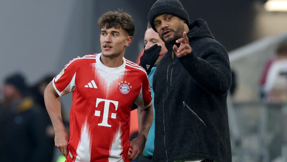 Tom Bischof und Vincent Kompany (beide FC Bayern) diskutieren etwas. Kompany zeigt dabei nach vorn.