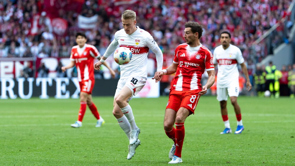 Chris Führich (VfB Stuttgart) und Leon Goretzka (FC Bayern) im Zweikampf