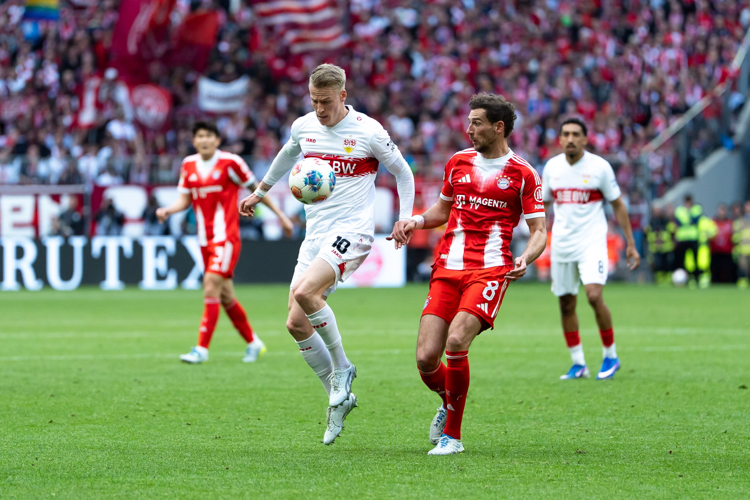 Chris Führich (VfB Stuttgart) und Leon Goretzka (FC Bayern) im Zweikampf