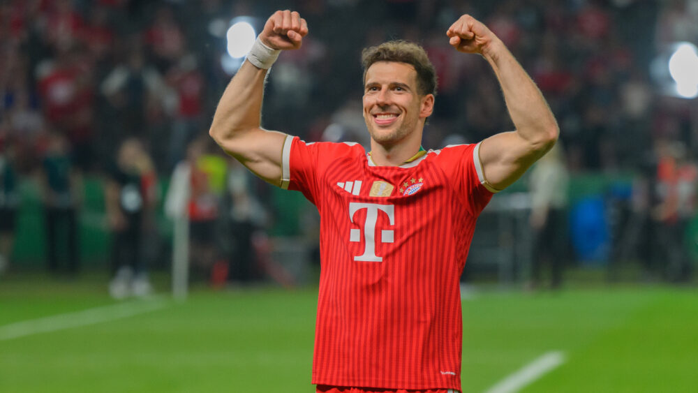 Leon Goretzka flext die Muskeln im roten Trikot des FC Bayern.
