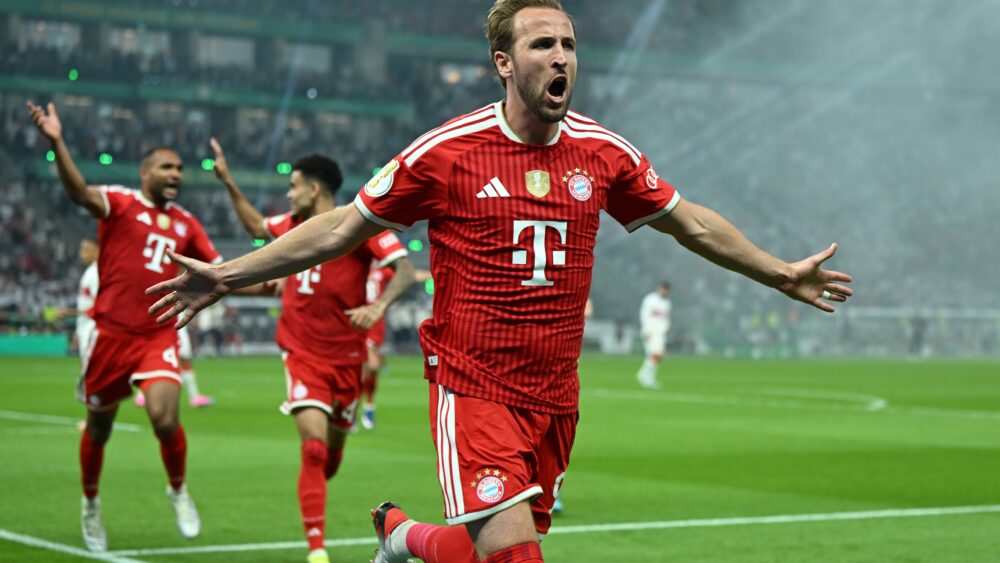 Harry Kane (FC Bayern) bejubelt sein Tor gegen den VfB Stuttgart