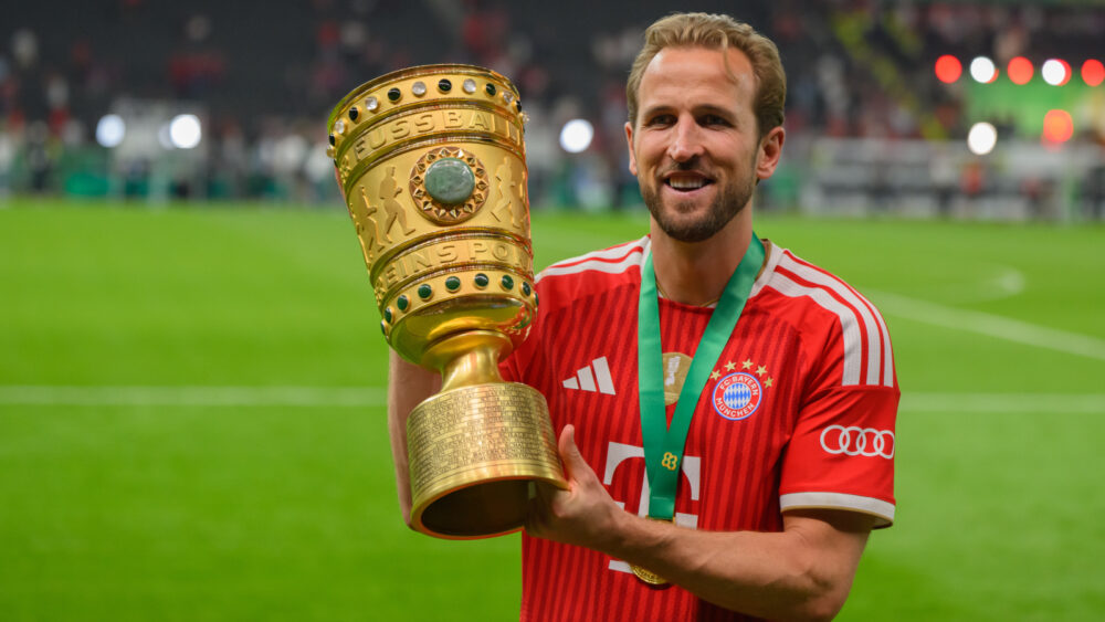 FC Bayern Spieler Hary Kane posiert mit dem DFB-Pokal