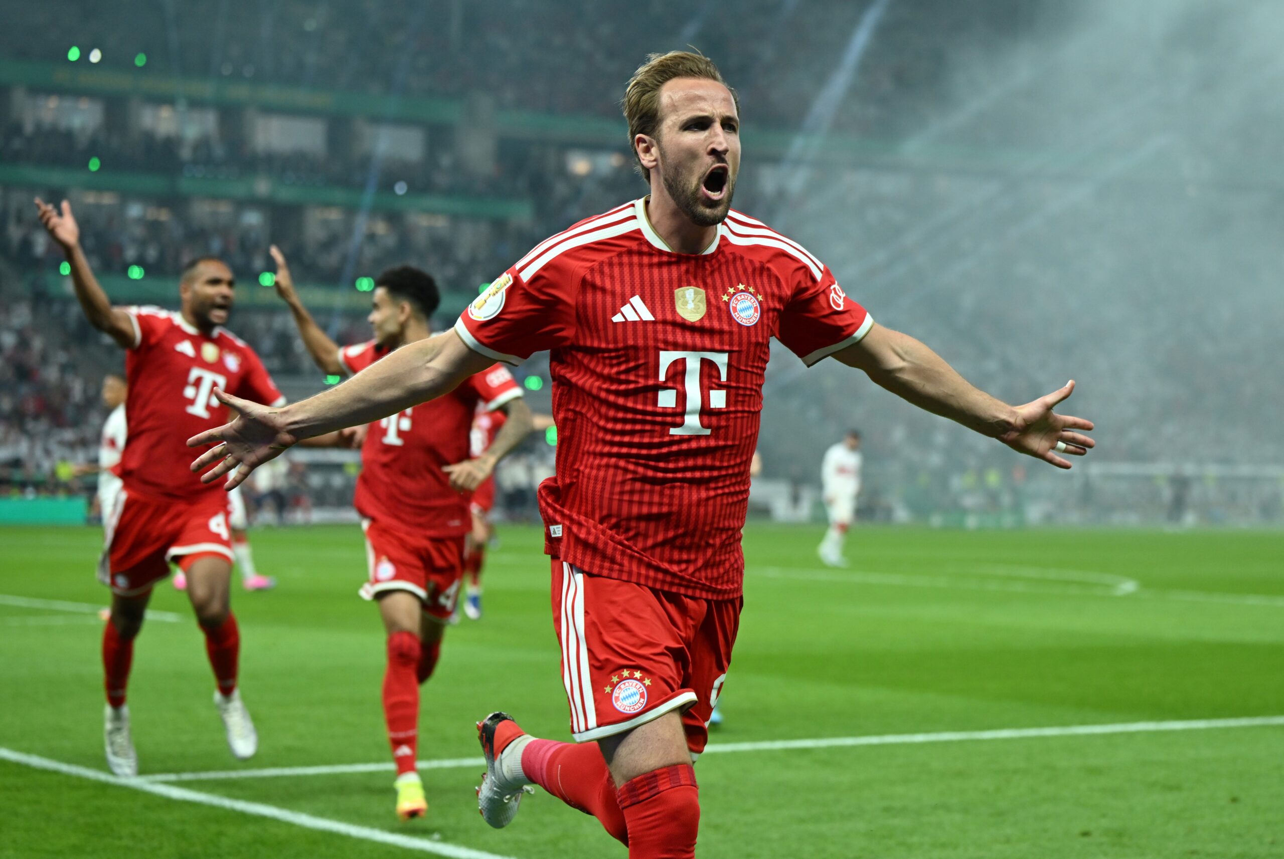Harry Kane (FC Bayern) bejubelt sein Tor gegen den VfB Stuttgart