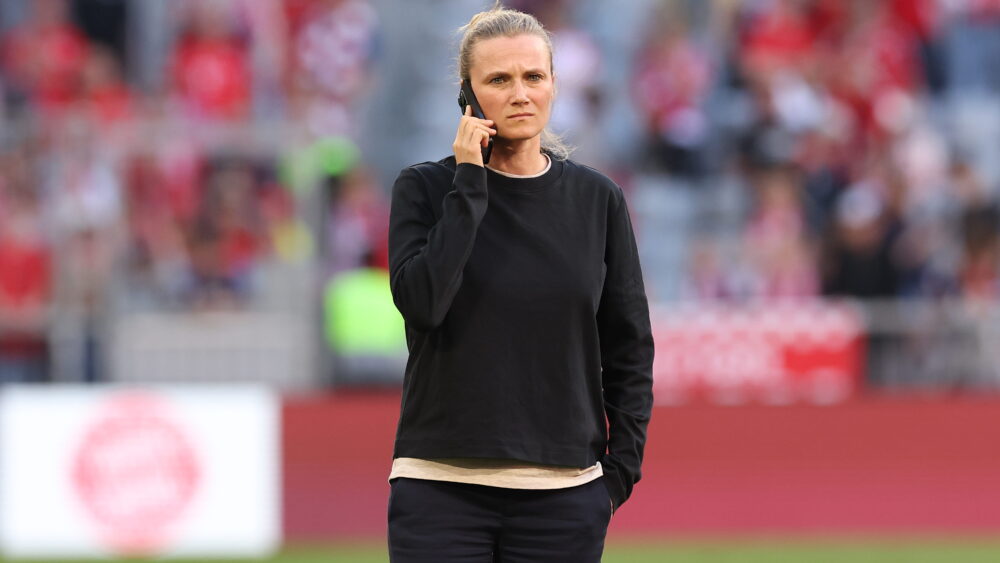 Kathleen Krüger am Telefon für den FC Bayern. Bald dann für den HSV?