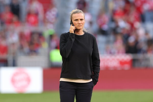 Kathleen Krüger am Telefon für den FC Bayern. Bald dann für den HSV?