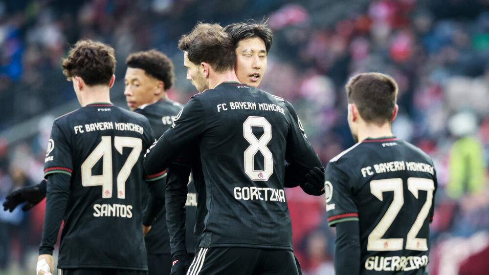 Leon Goretzka, Hiroki Ito, Raphael Guerreiro im schwarzen Trikot des FC Bayern