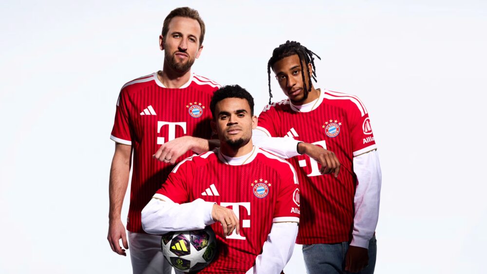 Harry Kane, Luis Diaz und Michael Olise posieren im neuen Trikot des FC Bayern.