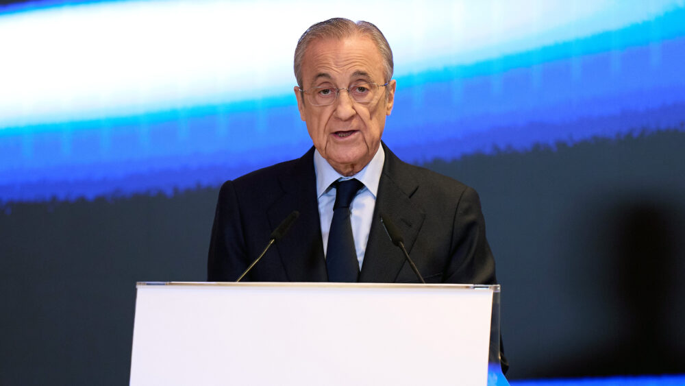 Florentino Perez (Real Madrid) hinter einem Redepult. An ihm sollte sich der FC Bayern kein Beispiel nehmen.