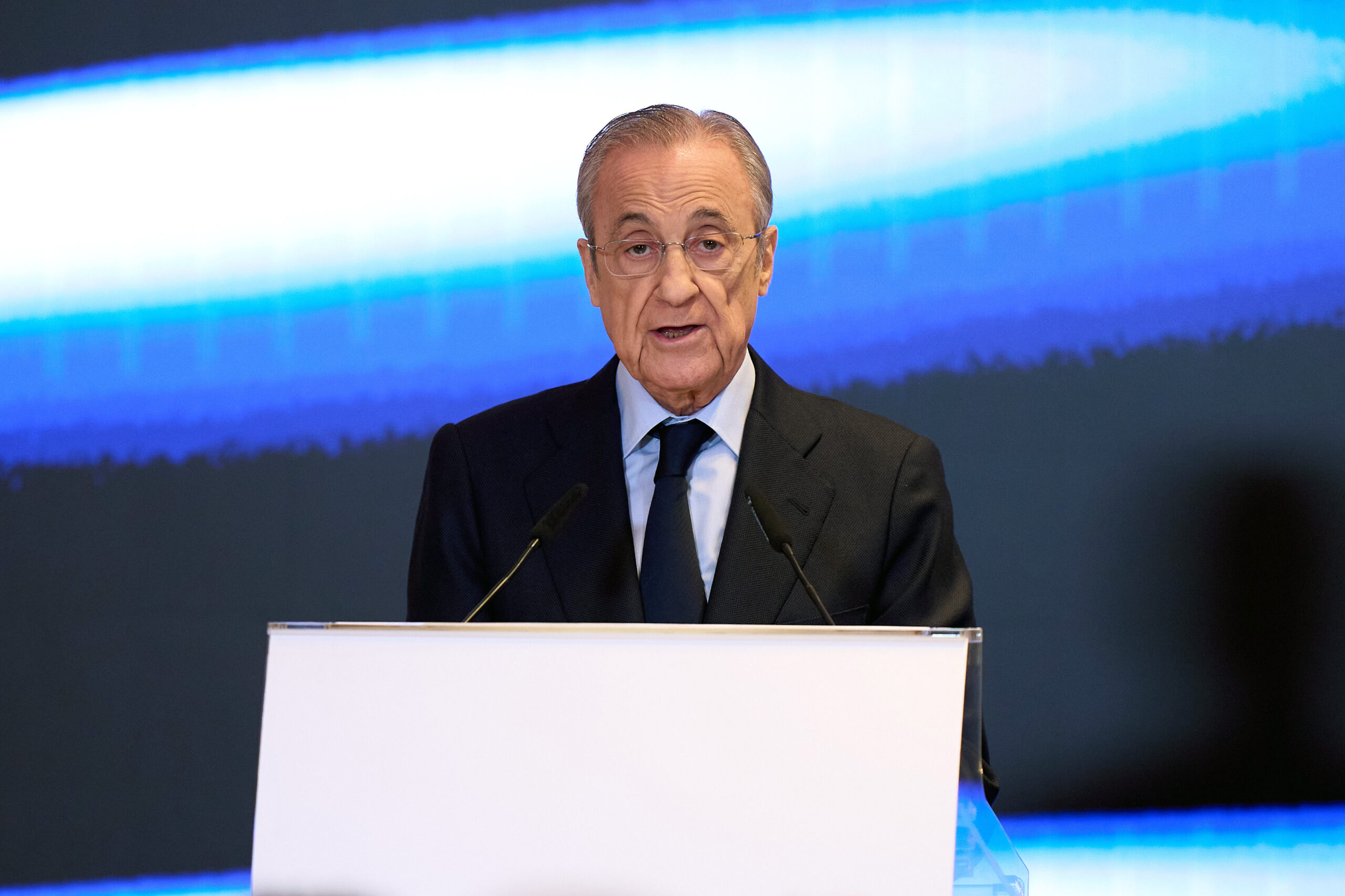 Florentino Perez (Real Madrid) hinter einem Redepult. An ihm sollte sich der FC Bayern kein Beispiel nehmen.