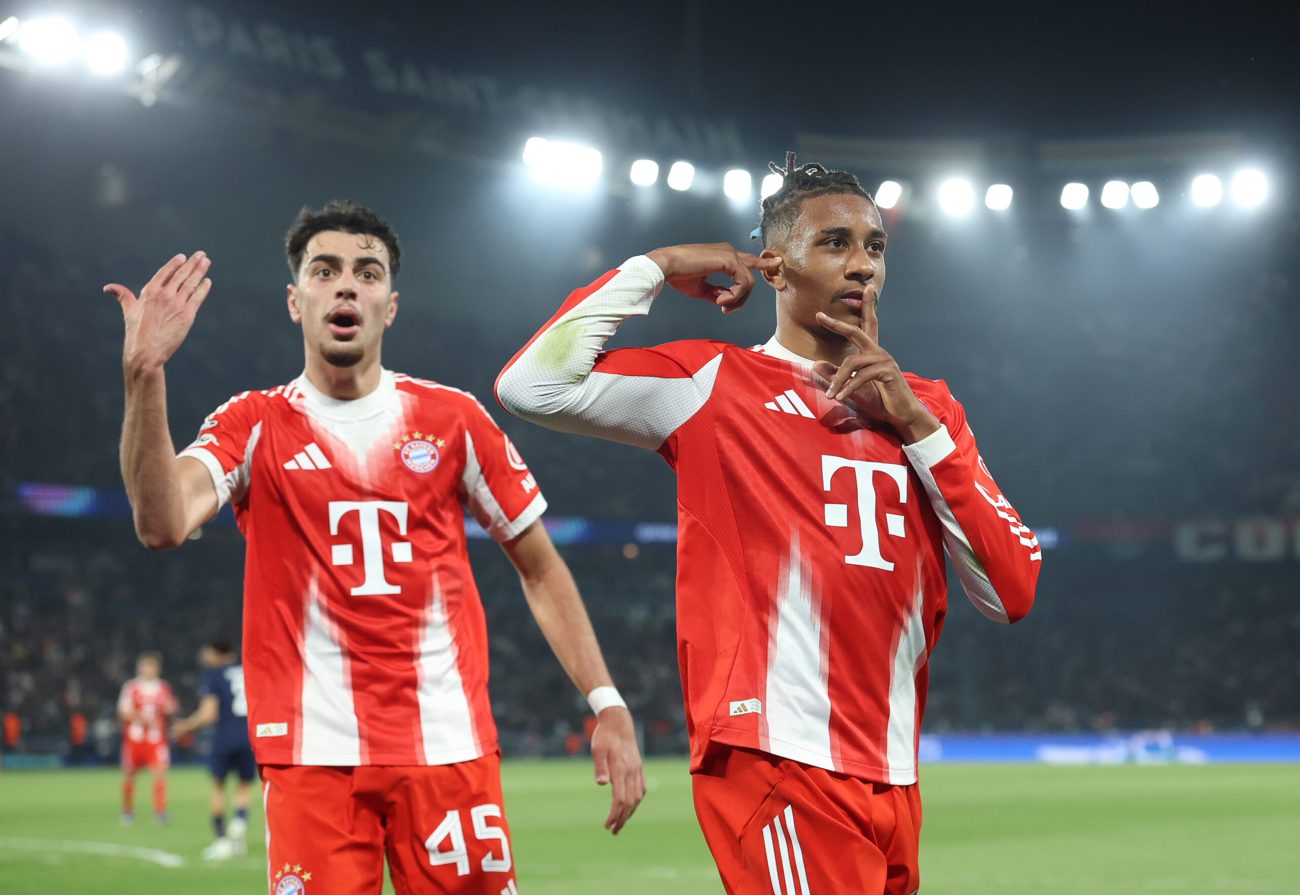 FC Bayern Männer (Pavlovic und Olise)