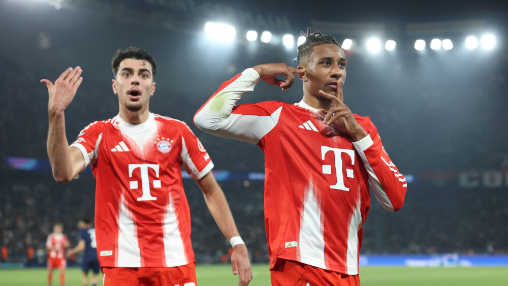 Michael Olise und Aleksandar Pavlovic jubeln für den FC Bayern