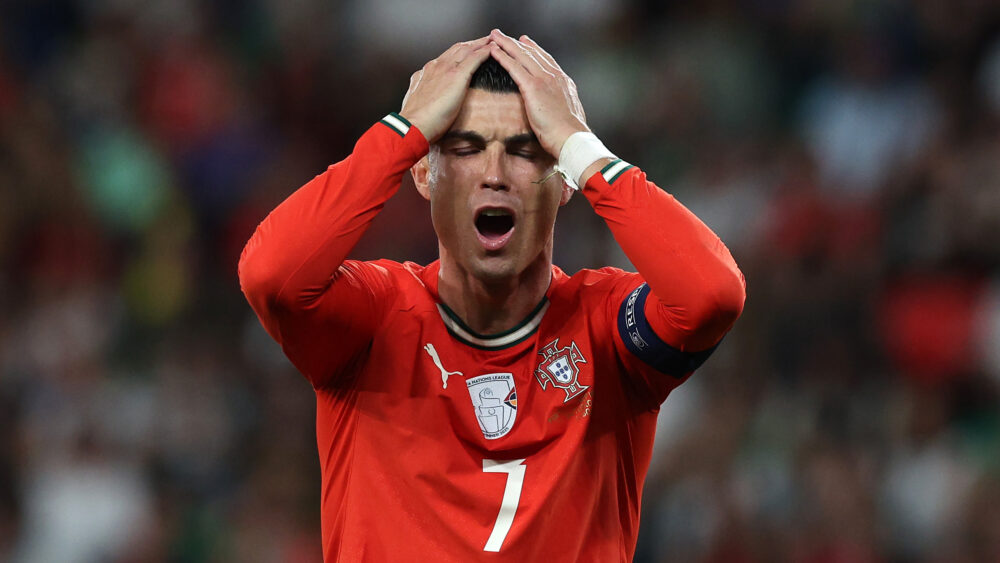 Cristiano Ronaldo schlägt die Hände vor dem Kopf zusammen und hat den Mund offen. Bei der WM 2026 tritt er für Portugal an.