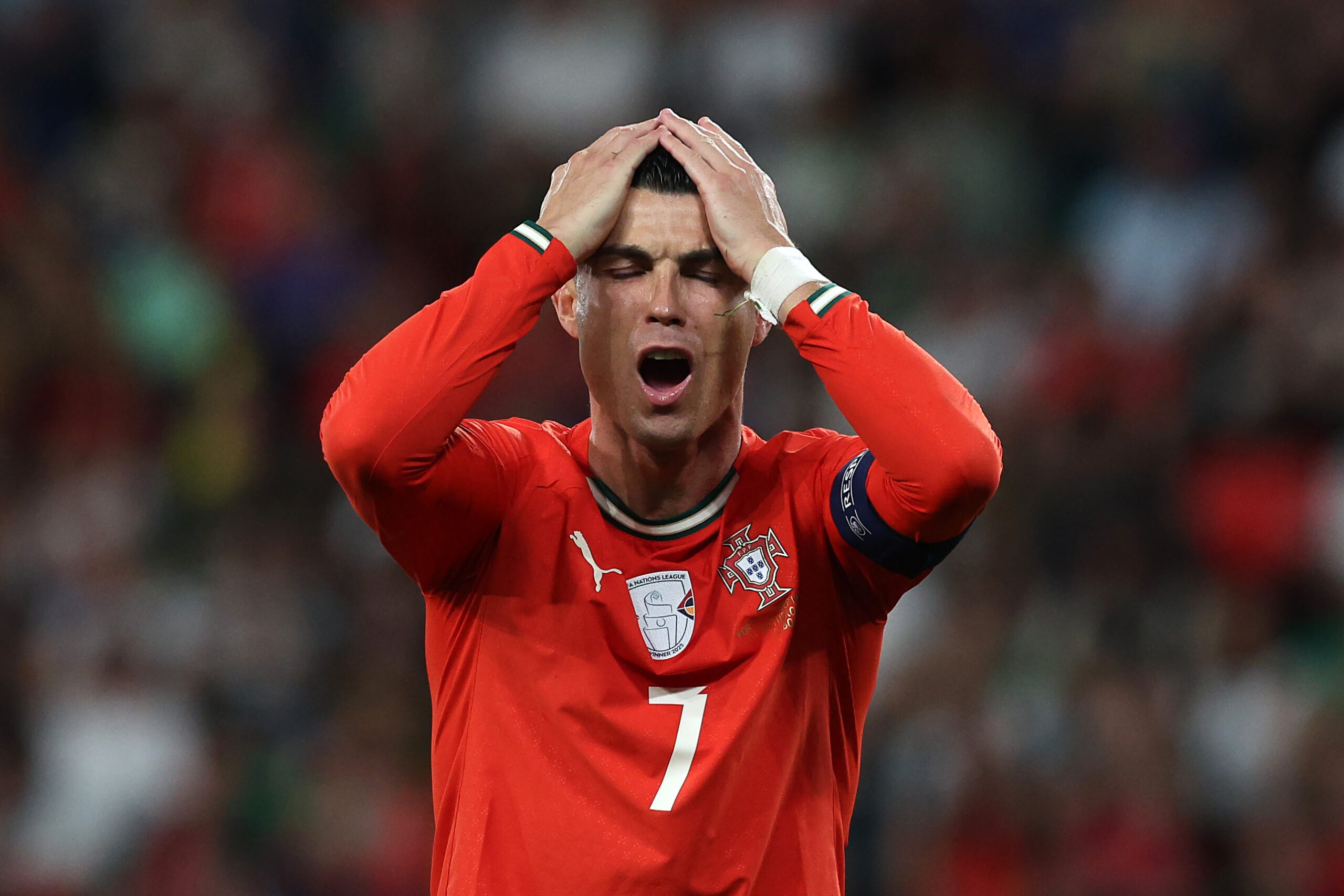 Cristiano Ronaldo schlägt die Hände vor dem Kopf zusammen und hat den Mund offen. Bei der WM 2026 tritt er für Portugal an.