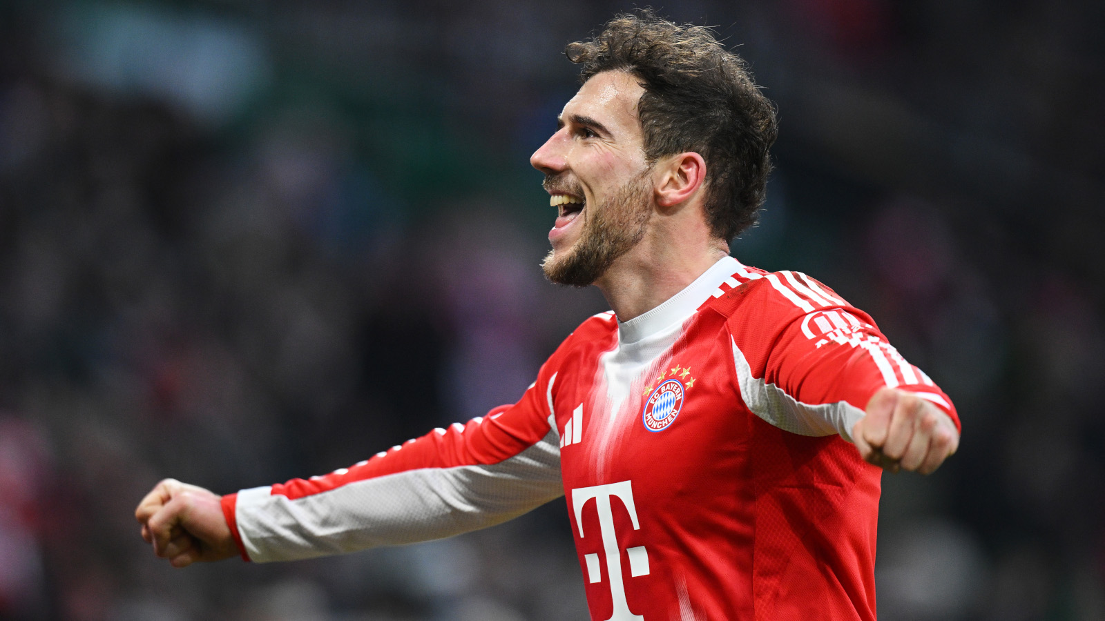 Leon Goretzka jubelt für den FC Bayern im rot-weißen Trikot.