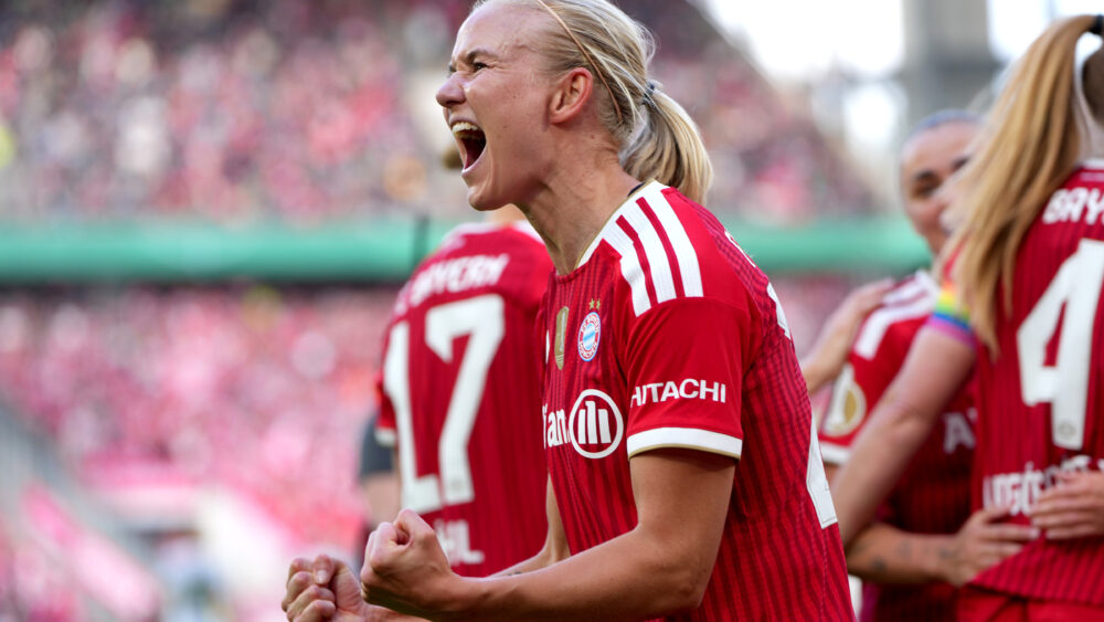 Pernille Harder (FC Bayern) gewinnt mit den DFB-Pokal.