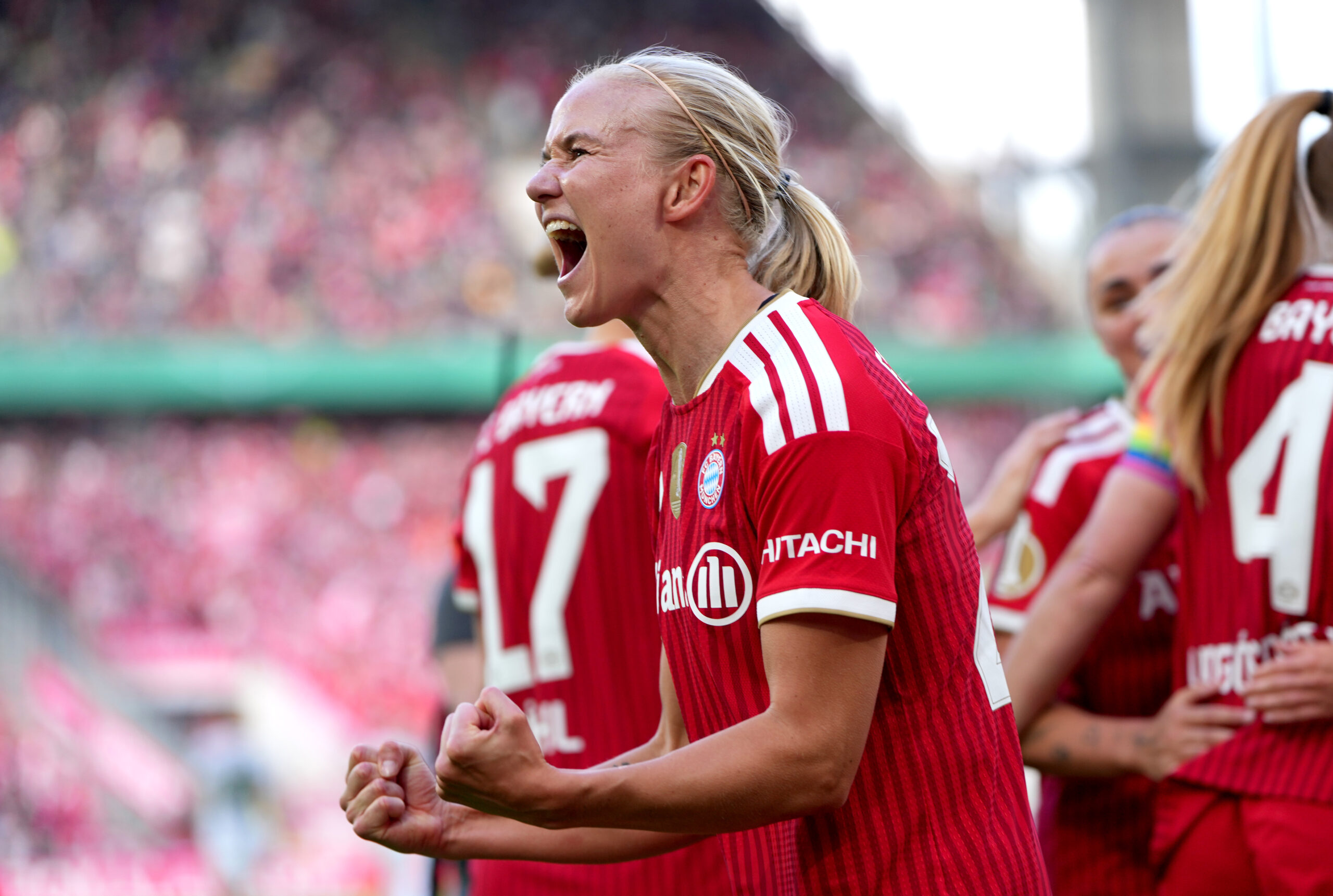 Pernille Harder (FC Bayern) gewinnt mit den DFB-Pokal.