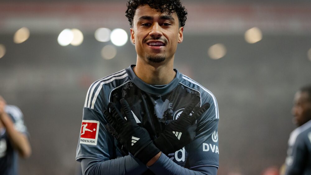 Nathaniel Brown (Eintracht Frankfurt, vielleicht bald FC Bayern) jubelt mit einer Handgeste, bei der er beide über Kreuz hält und verschiedene Finger zeigt.