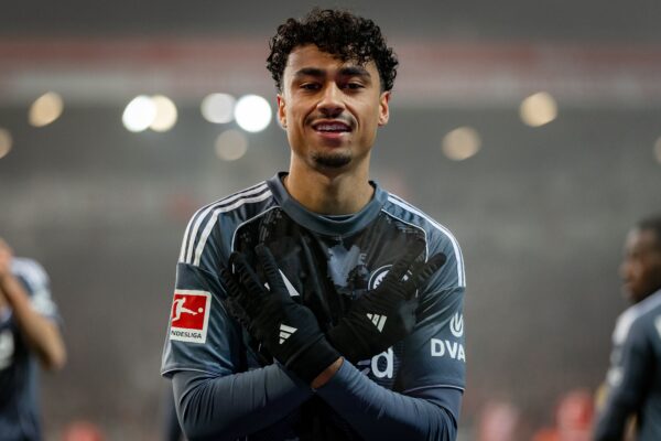 Nathaniel Brown (Eintracht Frankfurt, vielleicht bald FC Bayern) jubelt mit einer Handgeste, bei der er beide über Kreuz hält und verschiedene Finger zeigt.